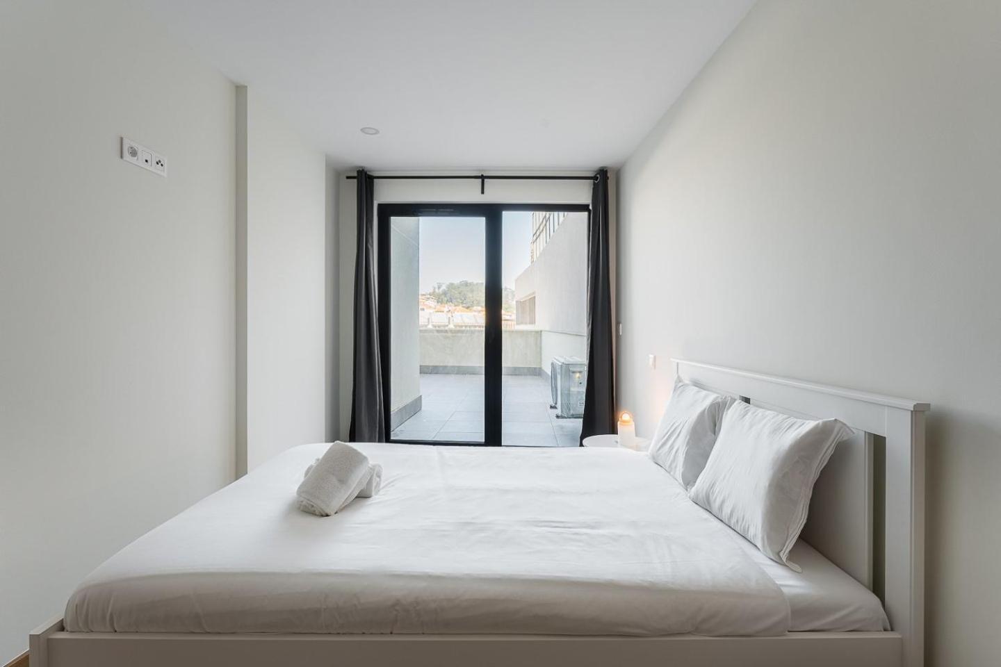 ポルトGuestready - Sleek Monochromatic In Bonfimアパートメント エクステリア 写真