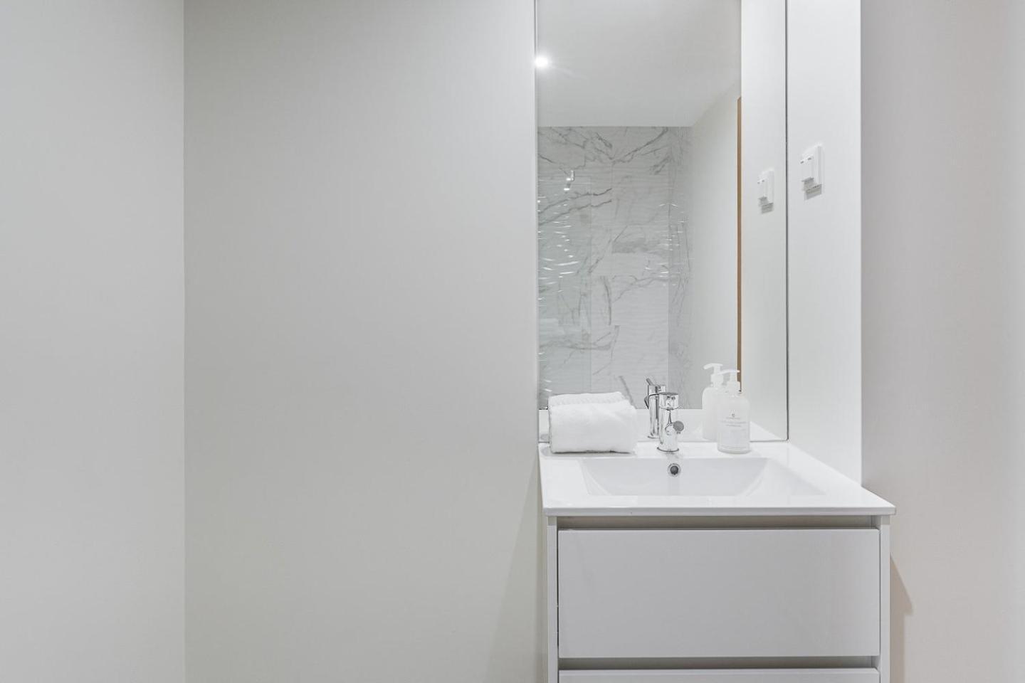ポルトGuestready - Sleek Monochromatic In Bonfimアパートメント エクステリア 写真