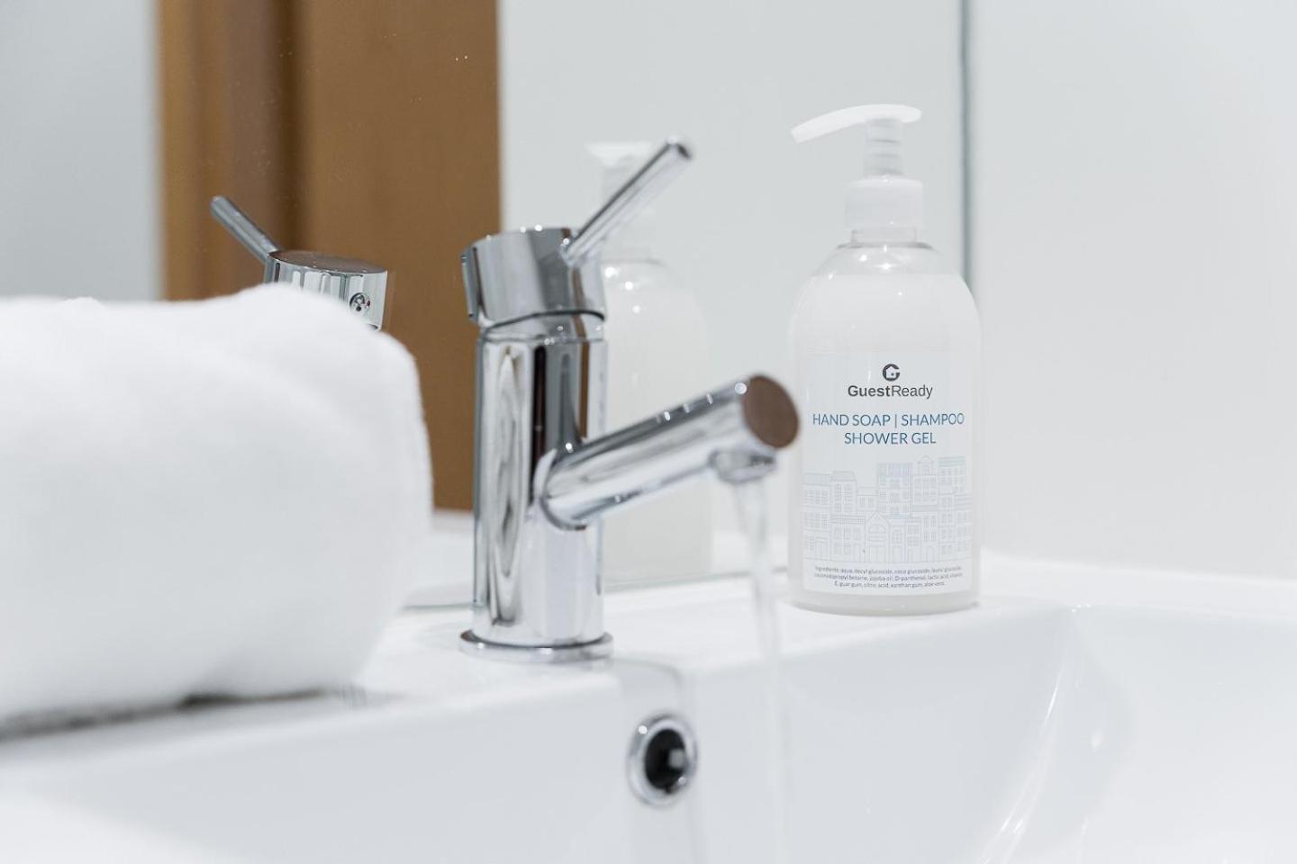 ポルトGuestready - Sleek Monochromatic In Bonfimアパートメント エクステリア 写真