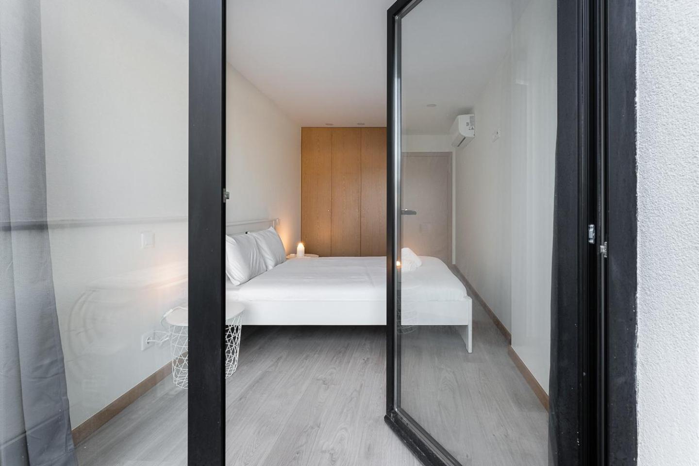 ポルトGuestready - Sleek Monochromatic In Bonfimアパートメント エクステリア 写真